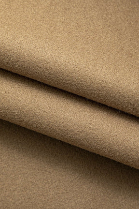 Manteau beige ceinturé vue de dos vague