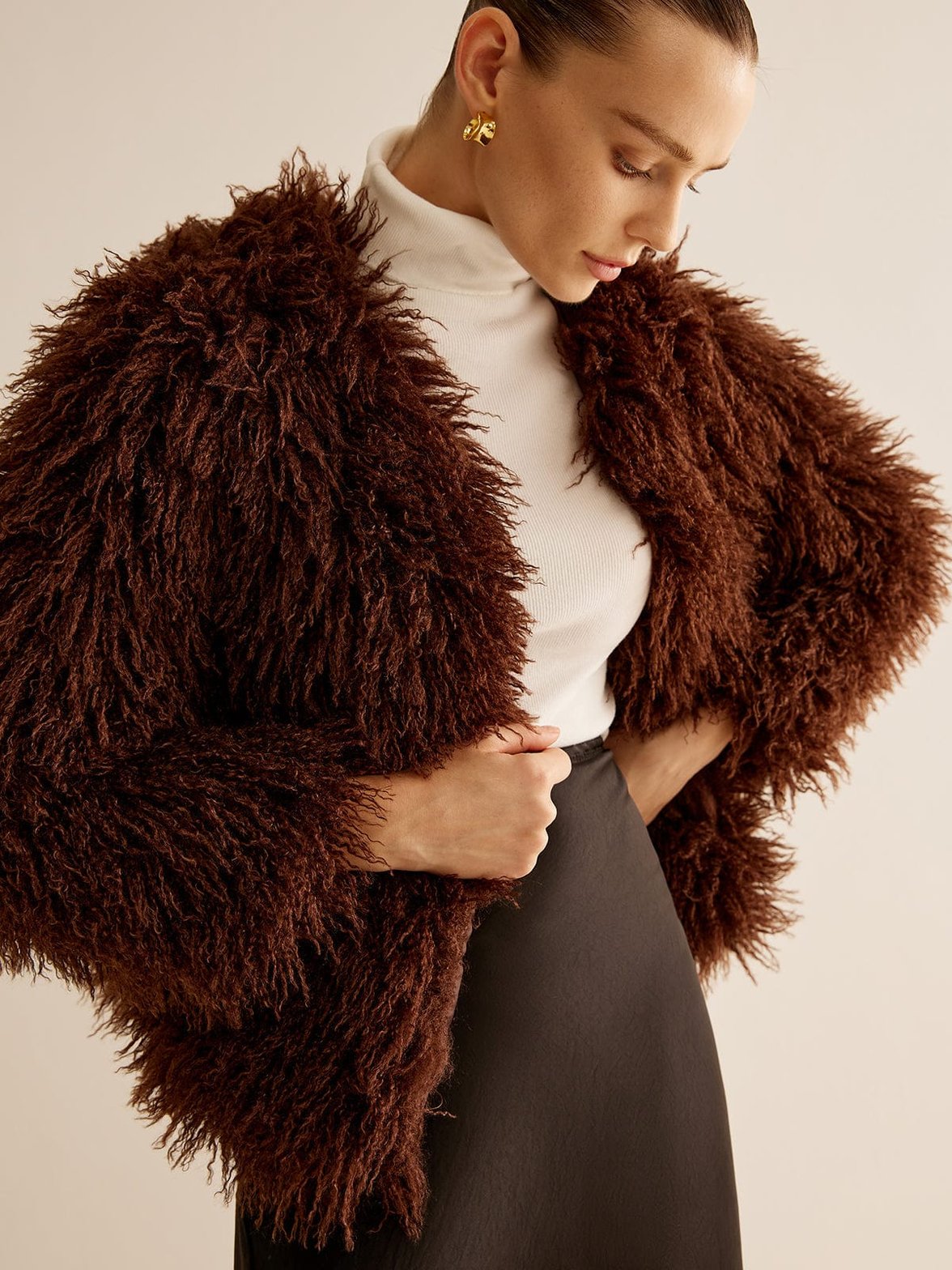Manteau fausse fourrure marron vue côté élégance