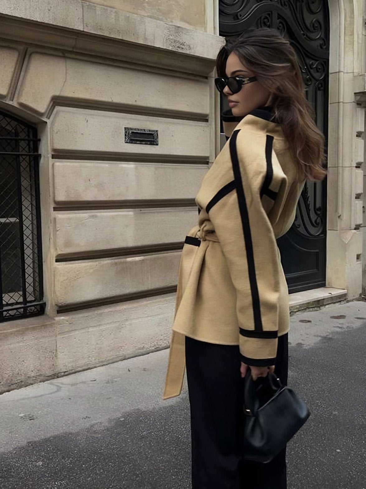 Manteau en laine à ceinture vue de profil sophistication