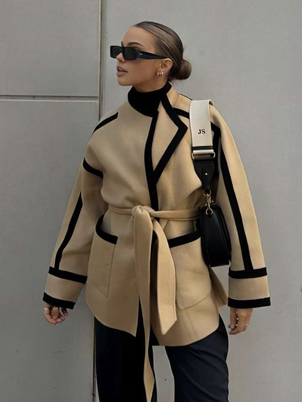 Manteau en laine beige avec bordures noires contrastées élégance
