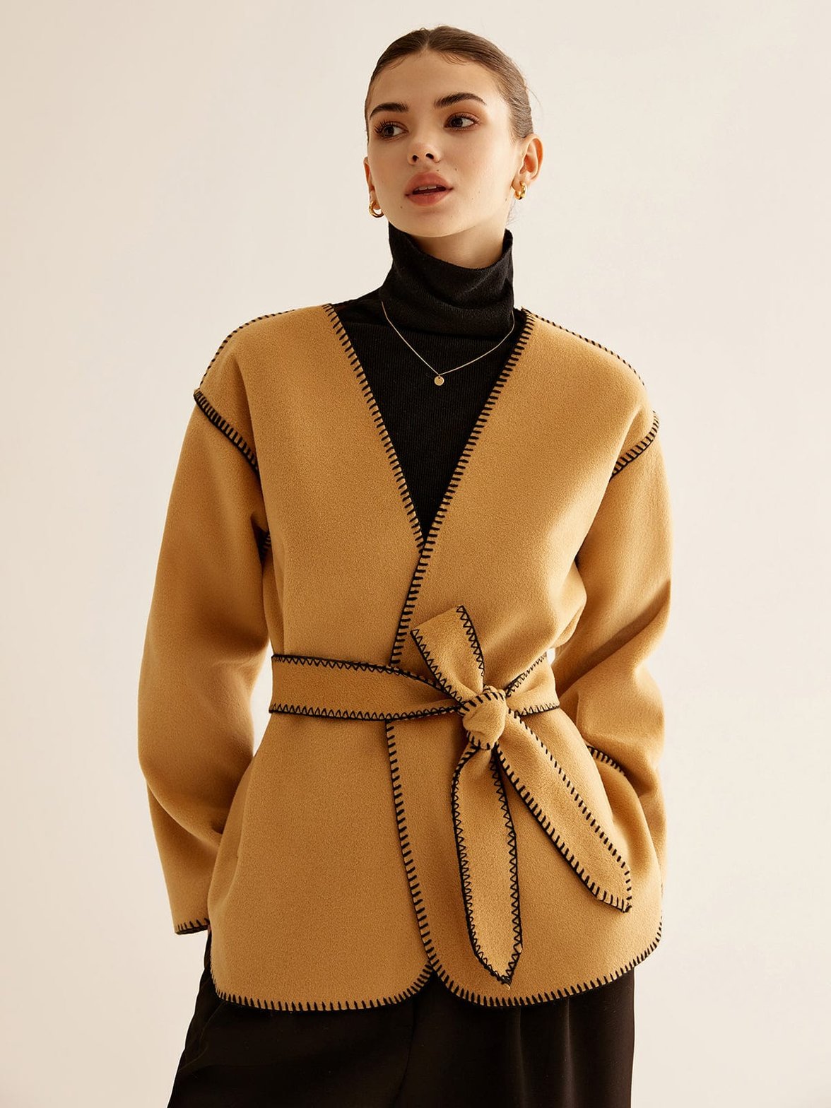 Manteau en tweed avec ceinture vue latérale harmonie