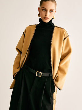 Manteau porté avec ceinture vue complète élégance