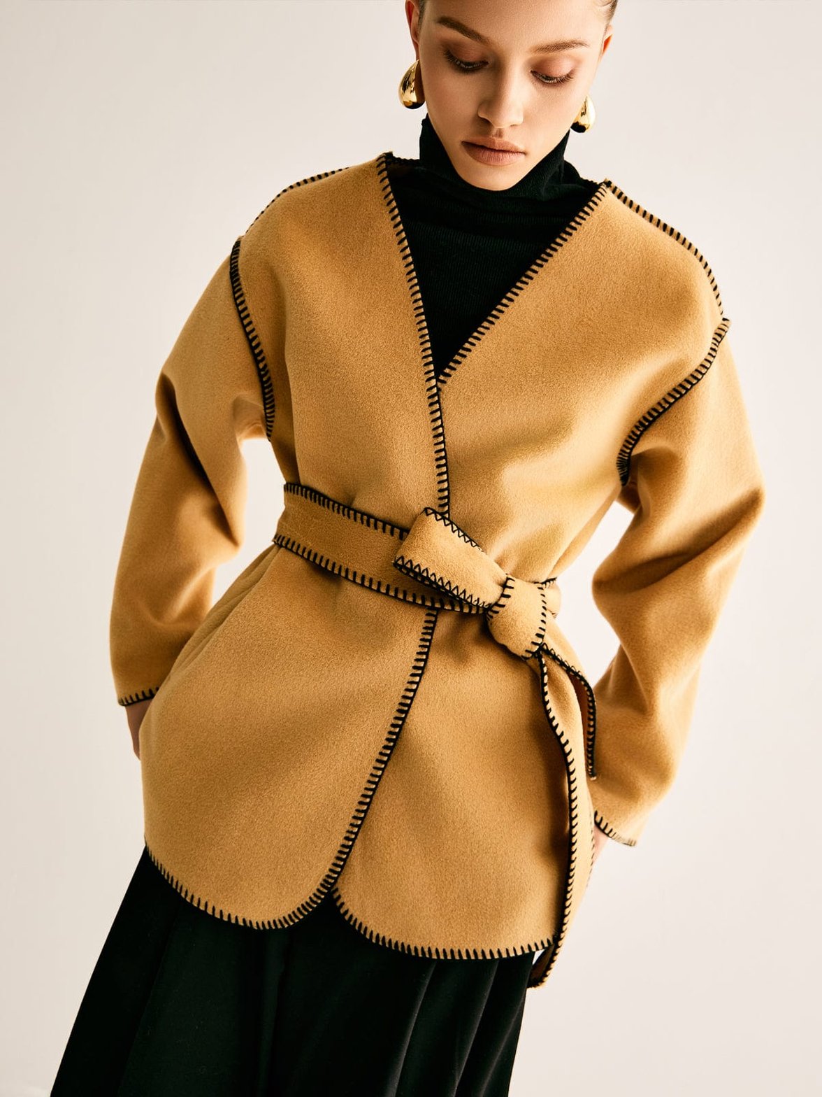 Manteau élégant avec bordure contrastée vue de face serein