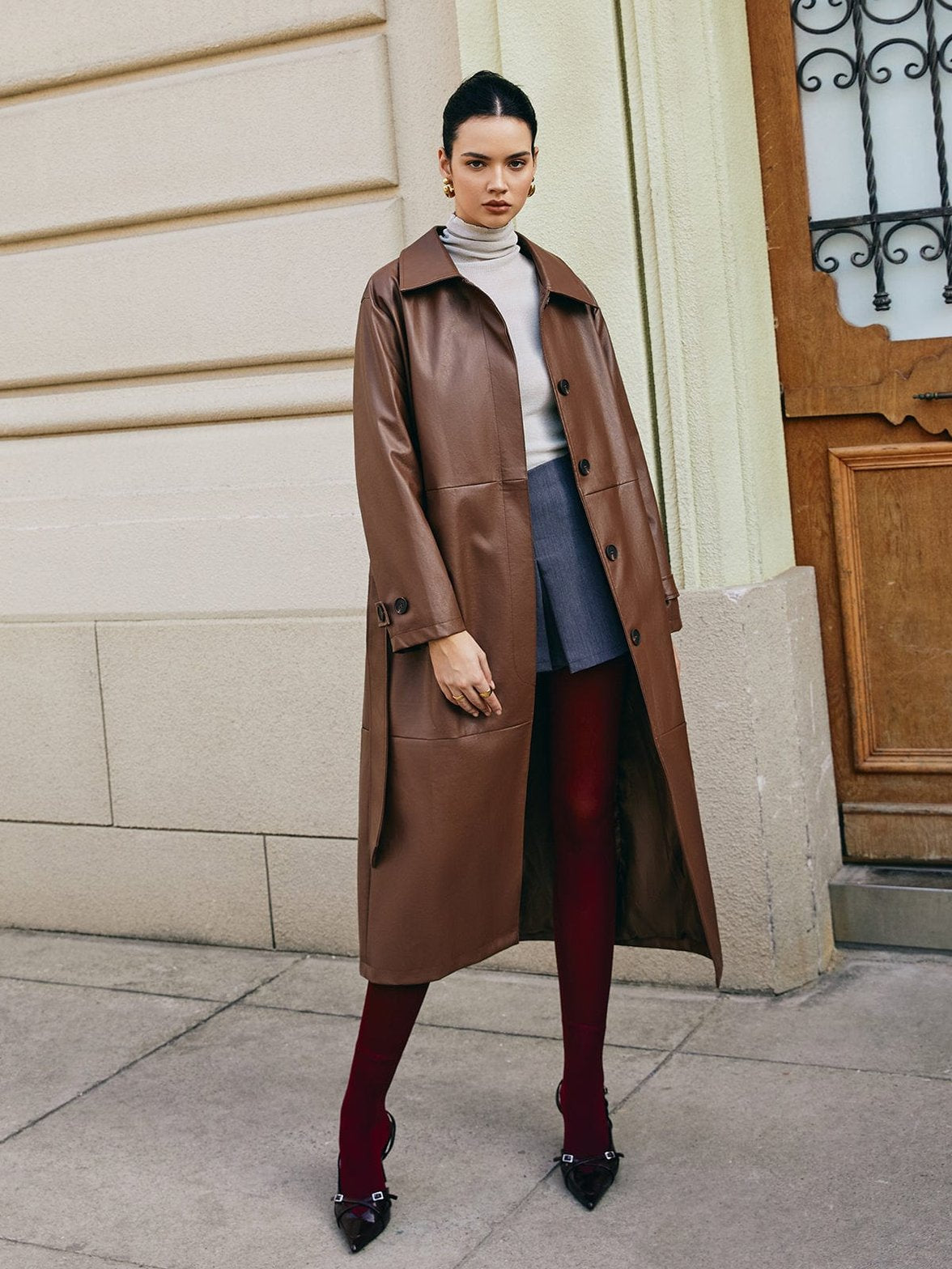 Manteau long marron élégant harmonie