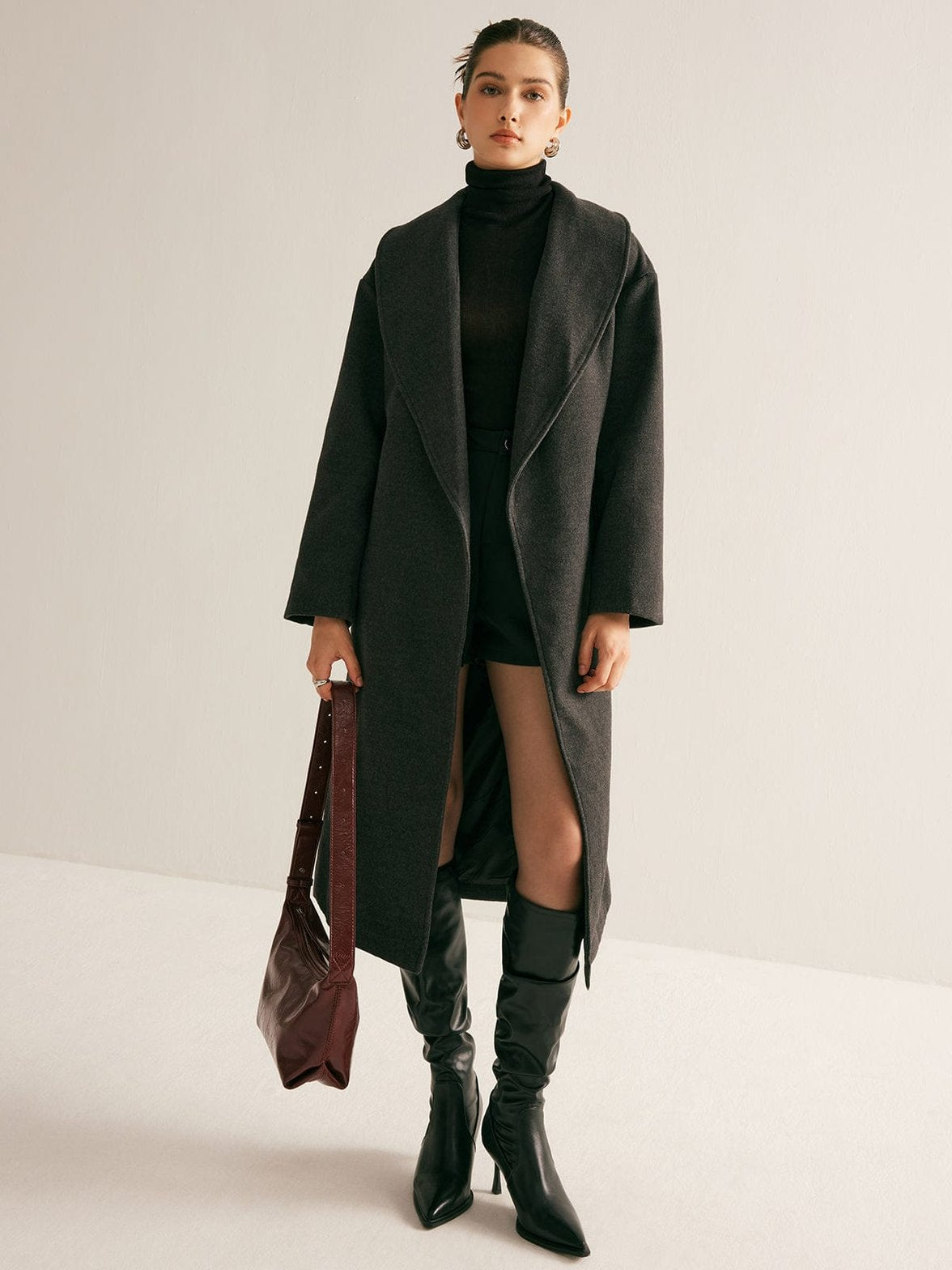 Manteau long noir détail ceinture élégance