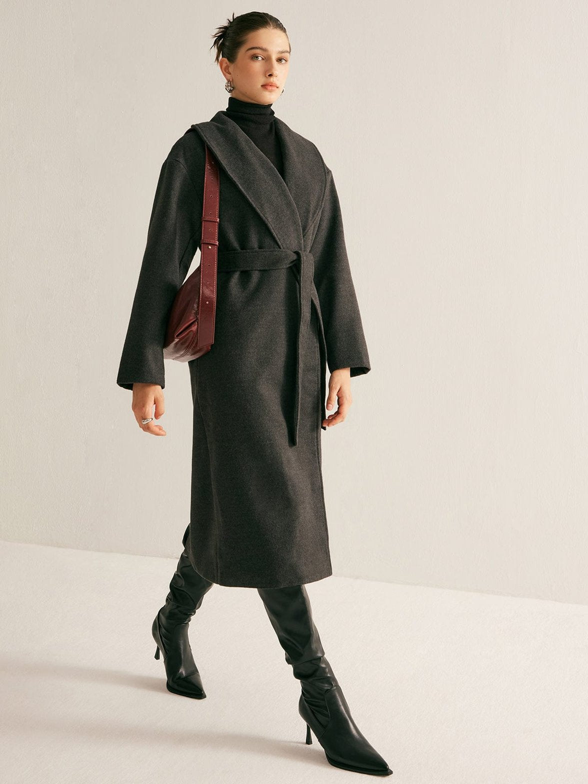 Manteau long noir élégant avec ceinture luxe