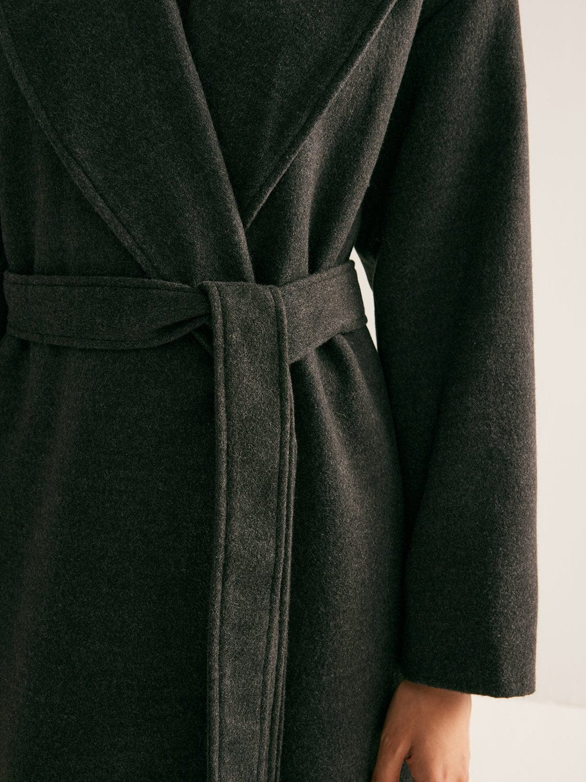 Manteau long noir profil raffiné