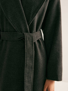 Manteau long noir profil raffiné