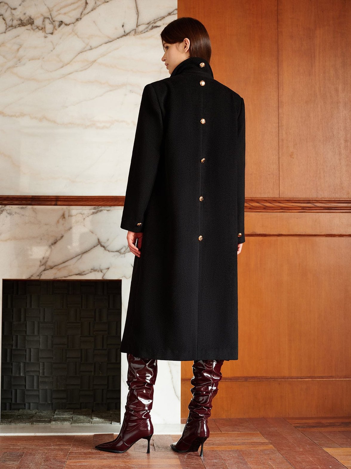 Manteau noir élégant vue de face serein