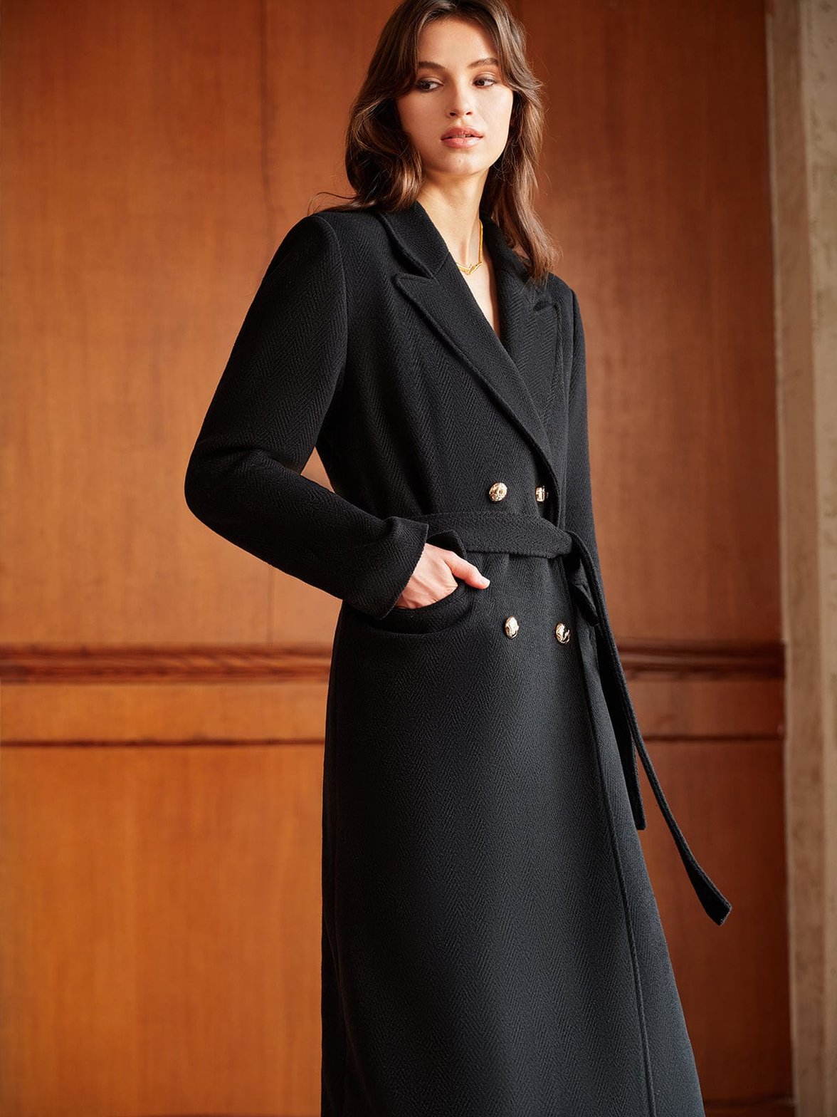 Vue de dos manteau noir long radiant