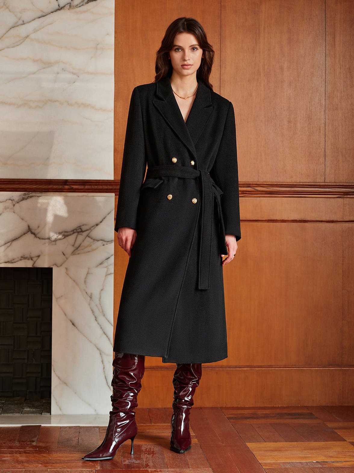 Détail boutons dorés manteau noir majestueux