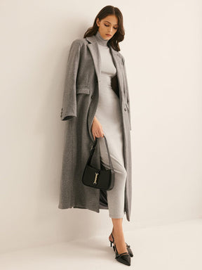 Manteau gris porté avec accessoires raffinement