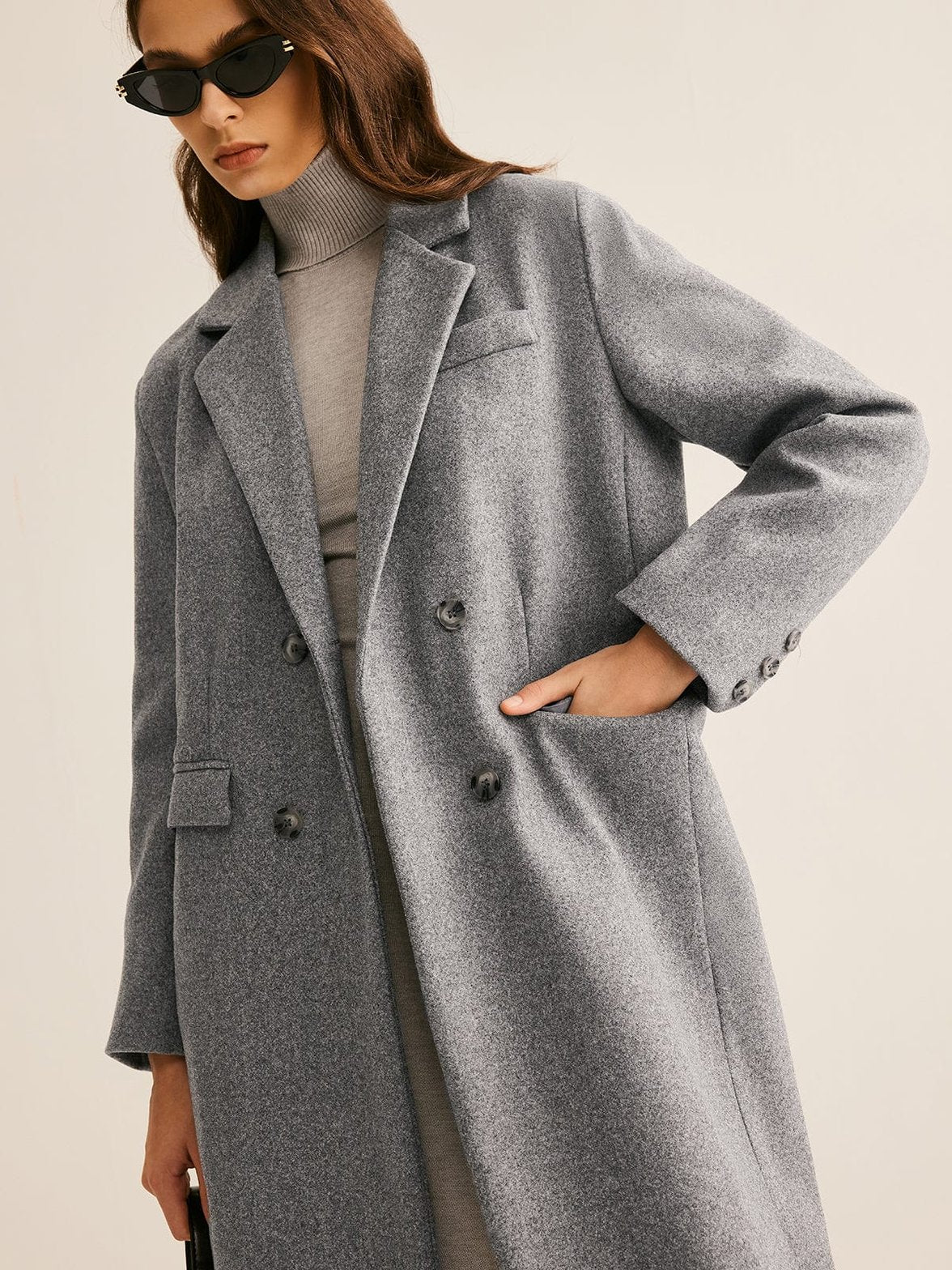 Manteau long gris vue dos élégance