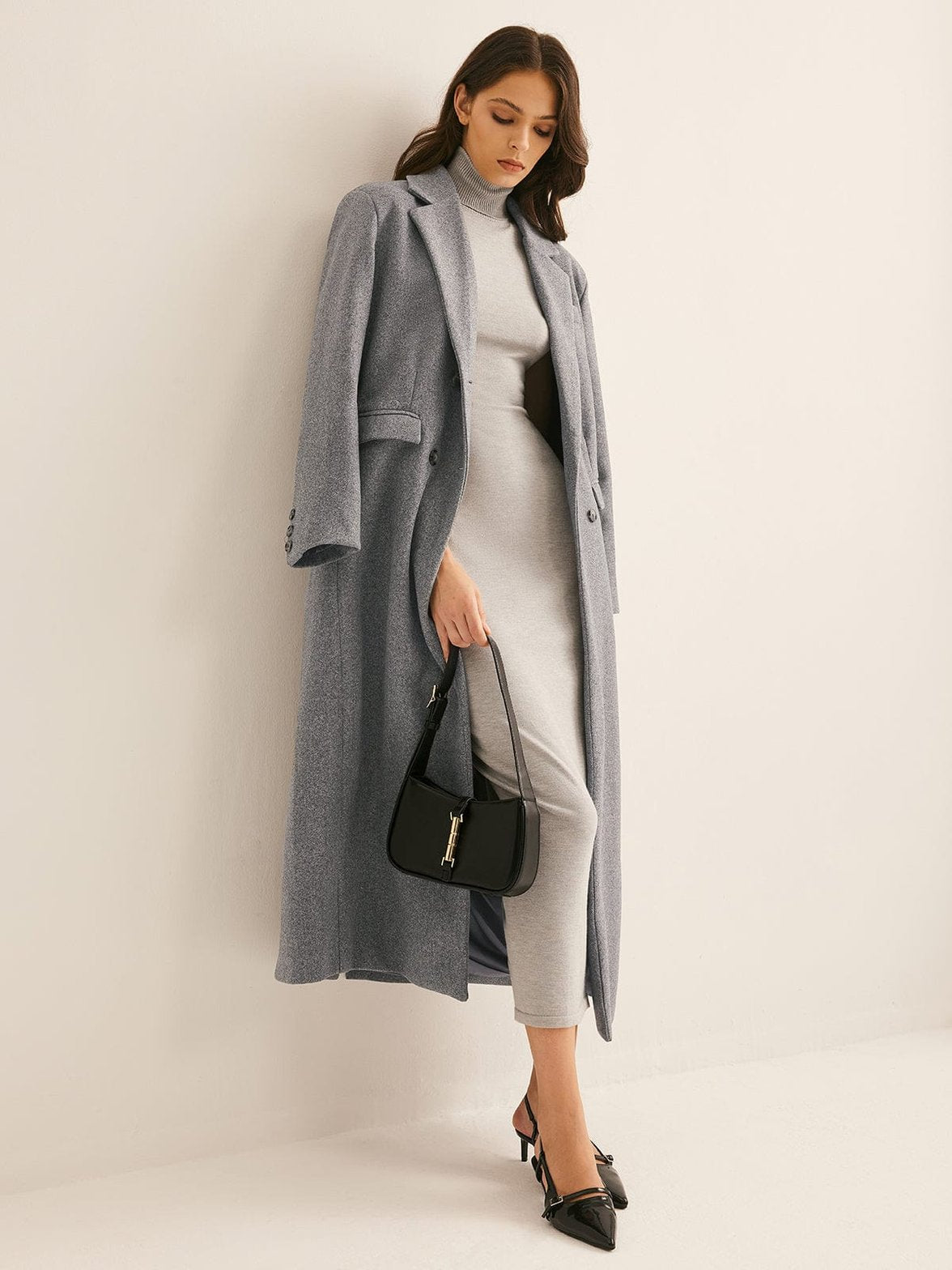 Manteau long gris vue profil grâce