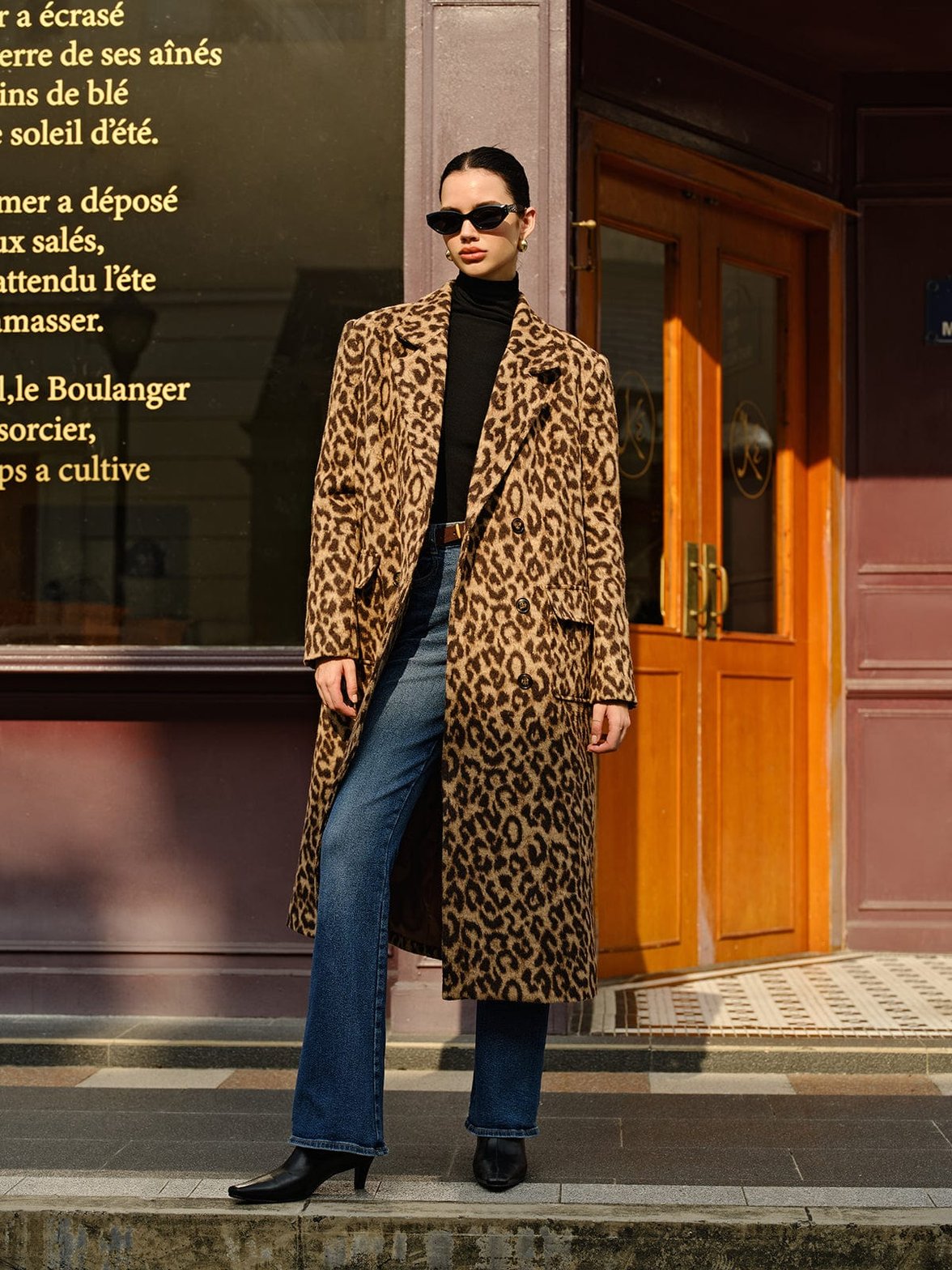 Manteau léopard élégant porté vue de face douceur