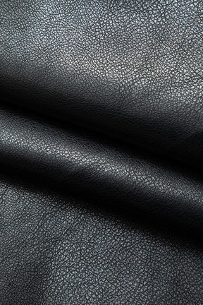 Détail manche manteau similicuir noir raffinement