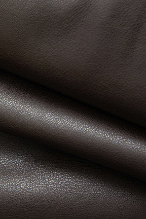 Vue complète manteau ceinturé noir finesse