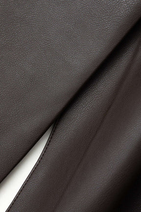 Détail col manteau similicuir noir classe