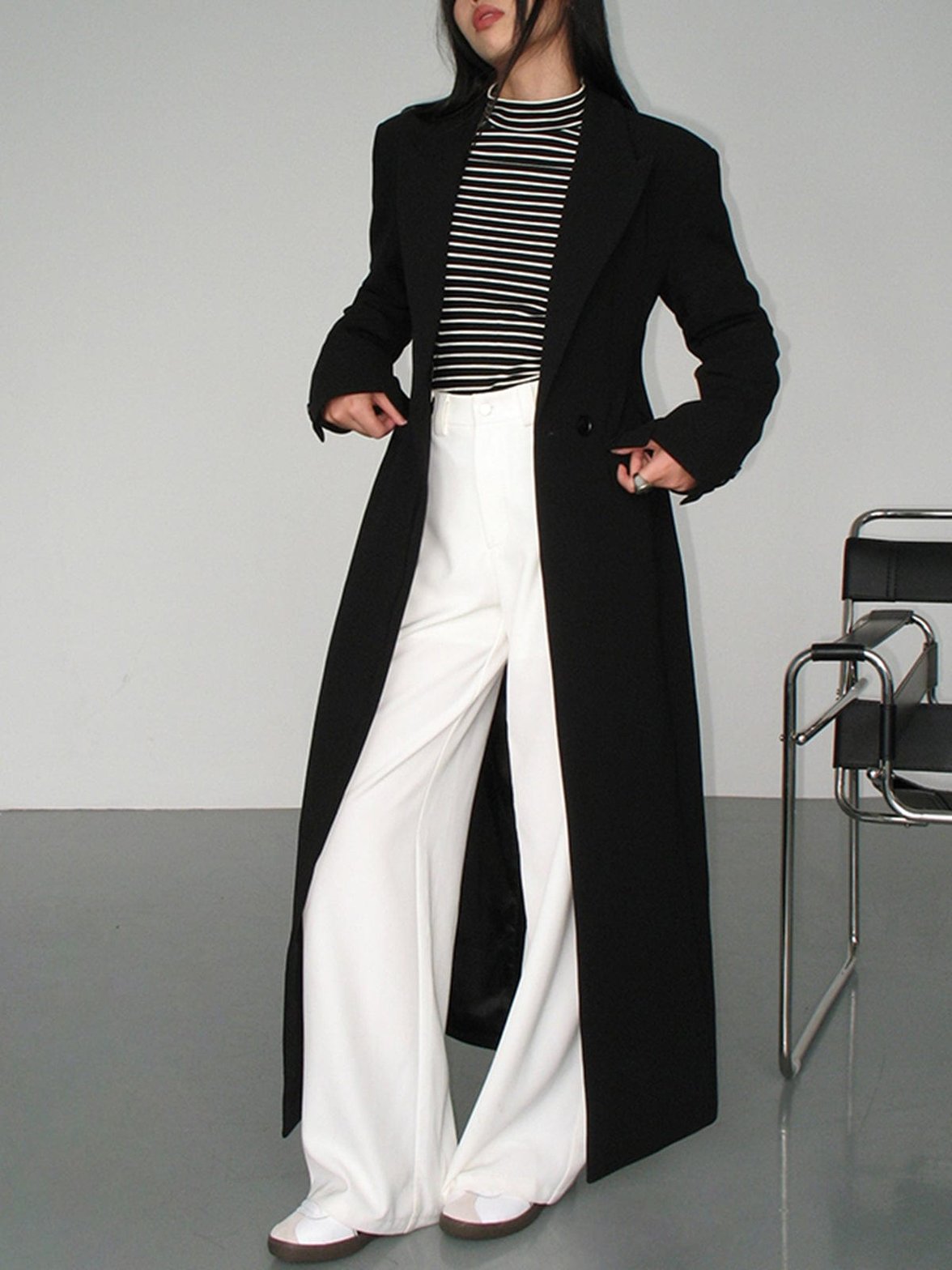 Manteau long noir élégant détail col vent