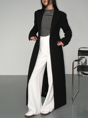 Manteau long noir élégant détail col vent