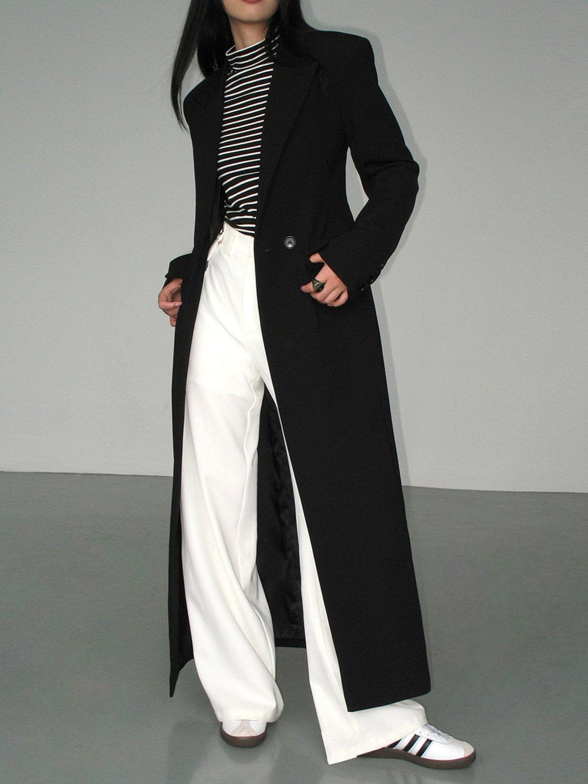 Manteau long noir élégant vue de face soleil