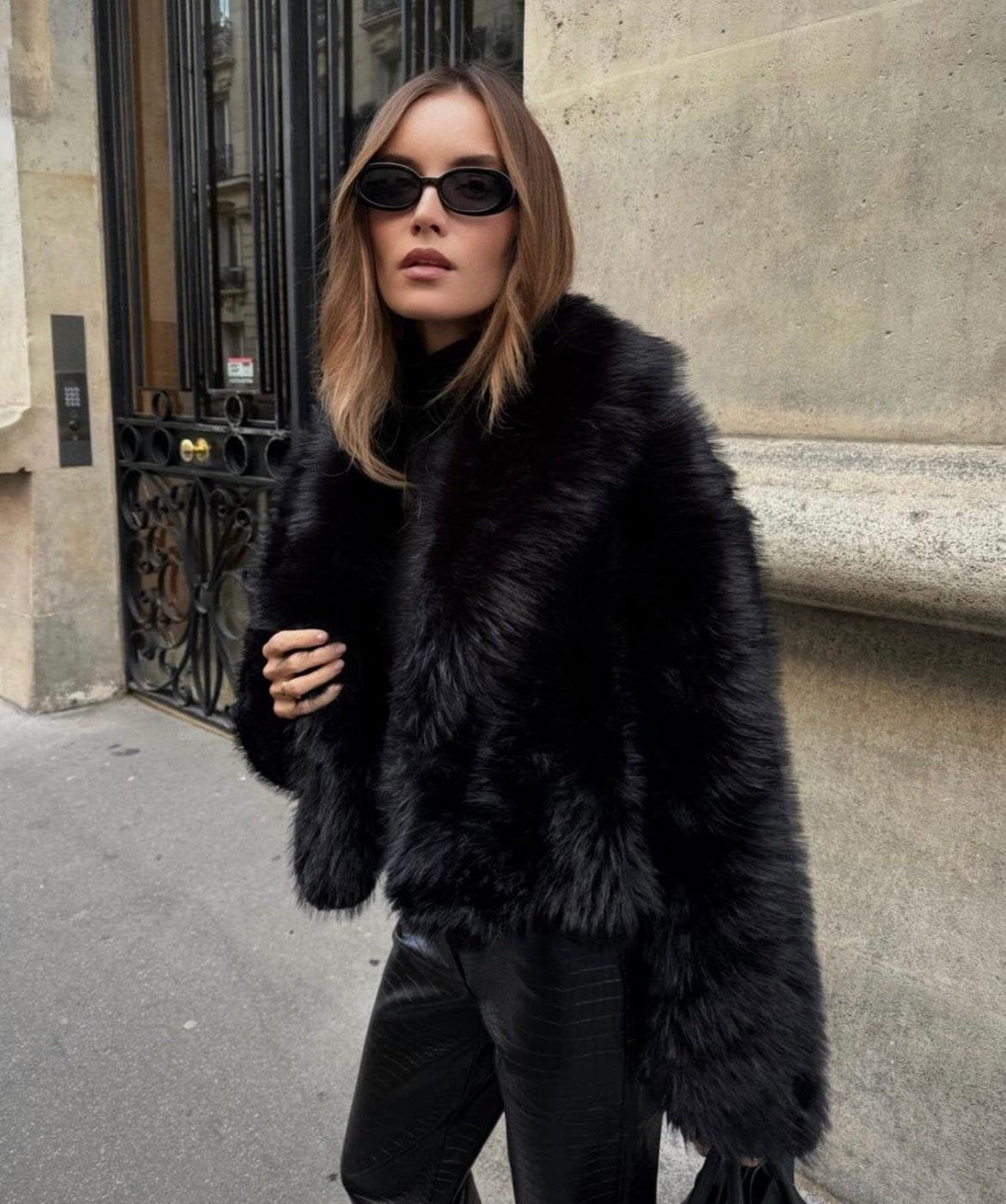 Manteau noir en fausse fourrure élégant harmonie