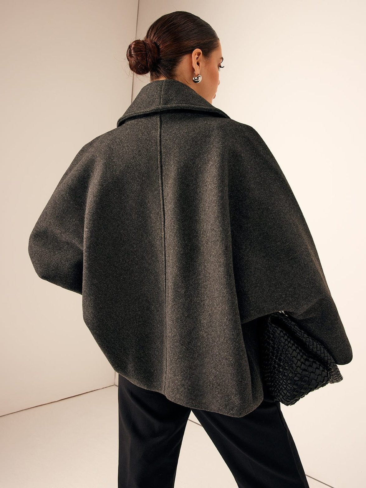Manteau tweed gris vue profil soleil