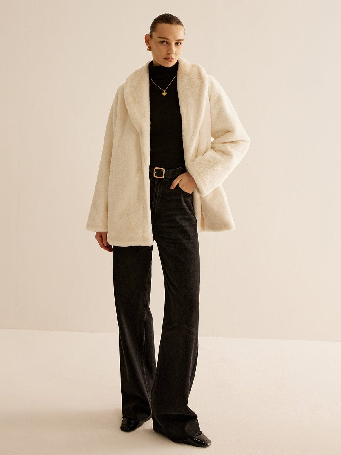 Manteau oversize fausse fourrure blanc vue côté chaleur
