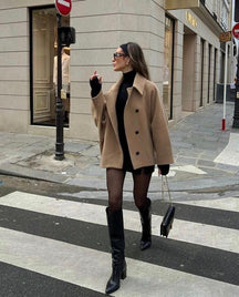 Manteau oversize beige porté elegance