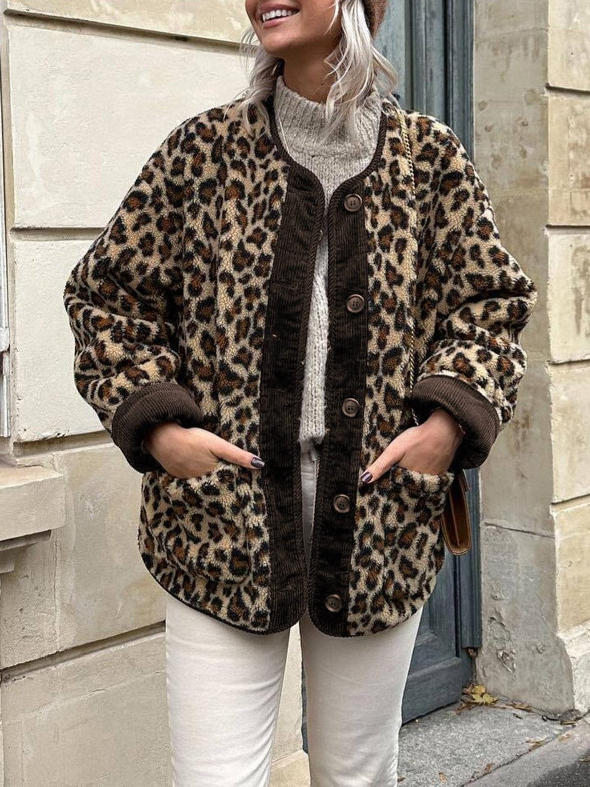Manteau léopard oversize porté vue de profil élégance