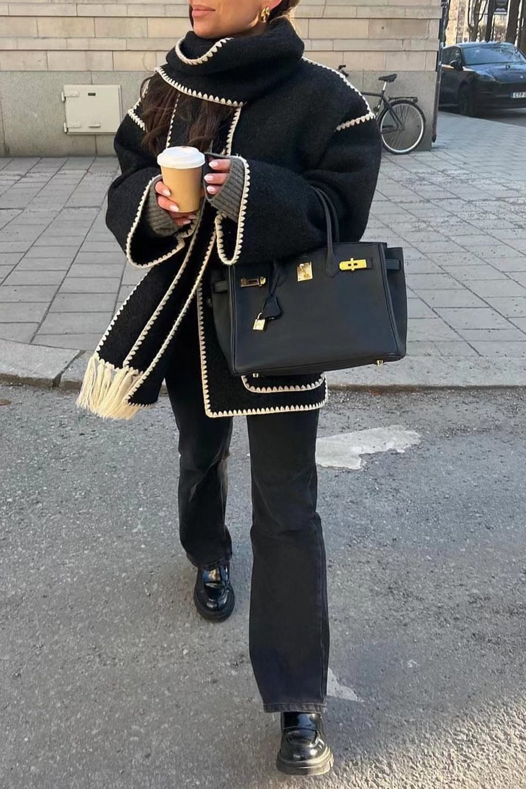 Manteau tweed noir avec bordures contrastées douceur