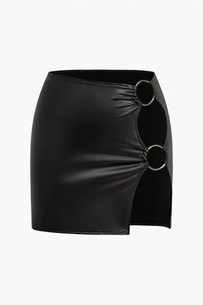 Jupe courte en faux cuir avec anneaux décoratifs moderne