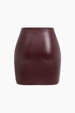 Mini jupe plissée effet cuir bordeaux vue de côté soleil