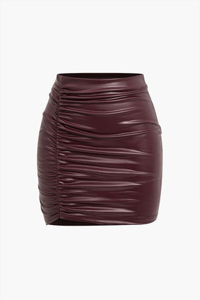 Mini jupe plissée effet cuir bordeaux vue de face papillon