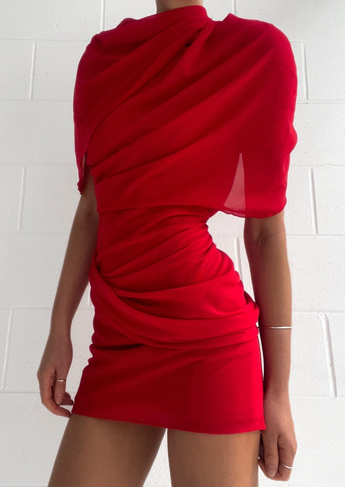 Robe rouge en mouvement océan