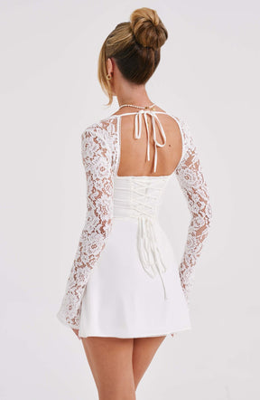 Robe courte élégante blanche vue complète rose