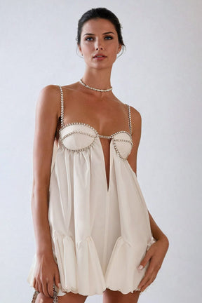 Mini robe blanche vue rapprochée élégance