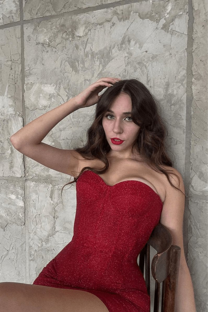 Robe moulante rouge vue complète divin