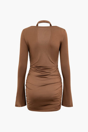 Robe courte drapée ajustée vue de dos fleuve