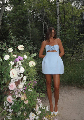 Mini Robe Fleurie à Découpes Élégantes