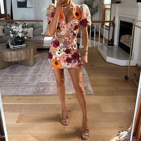 Mini-robe fleurie vue latérale grâce