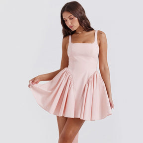 Mini-robe blanche élégante cascade
