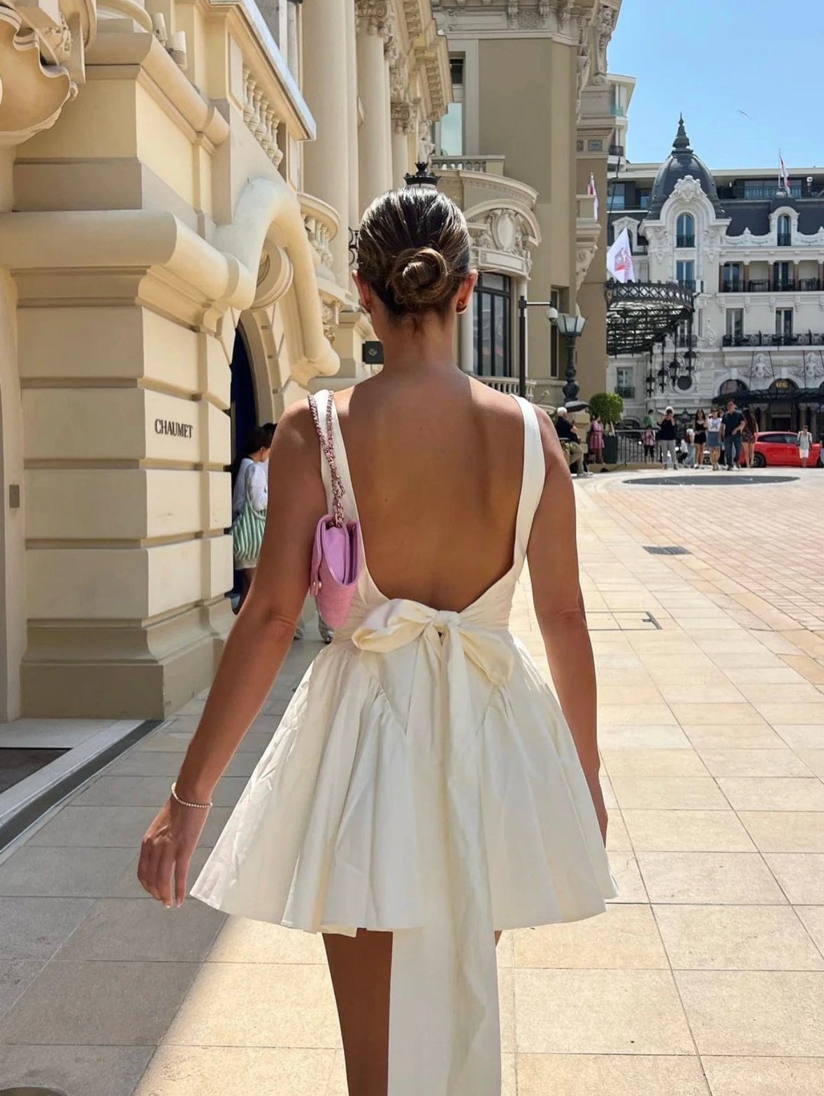 Robe courte élégante blanche cristal