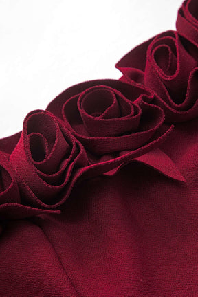 Robe mini bordeaux avec fleurs 3D vue de côté grâce