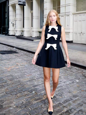 Mini robe noire à nœuds blancs décoratifs sublime