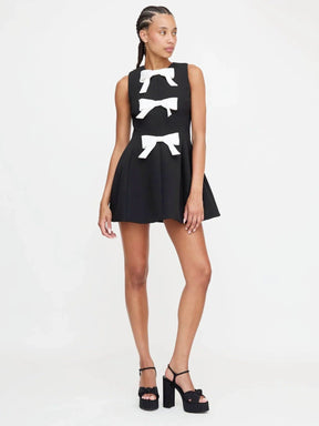 Détail des nœuds contrastants sur robe noire élégante