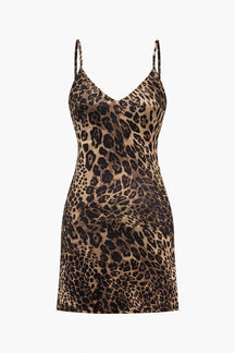 Robe courte léopard dos nu vue de face soleil