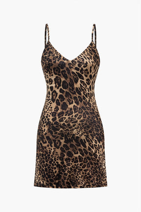 Robe courte léopard dos nu vue de face soleil
