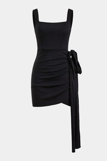 Robe moulante noire col carré vue de face étoile