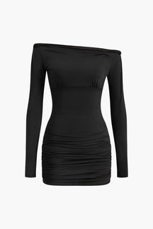 Mini robe moulante noire épaules dénudées élégant